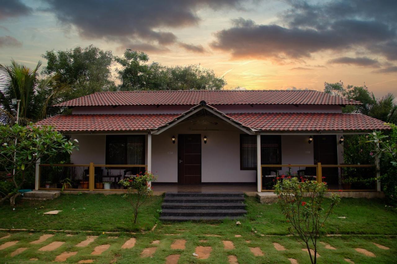 Hotel Sterling Banashree Badami Esterno foto