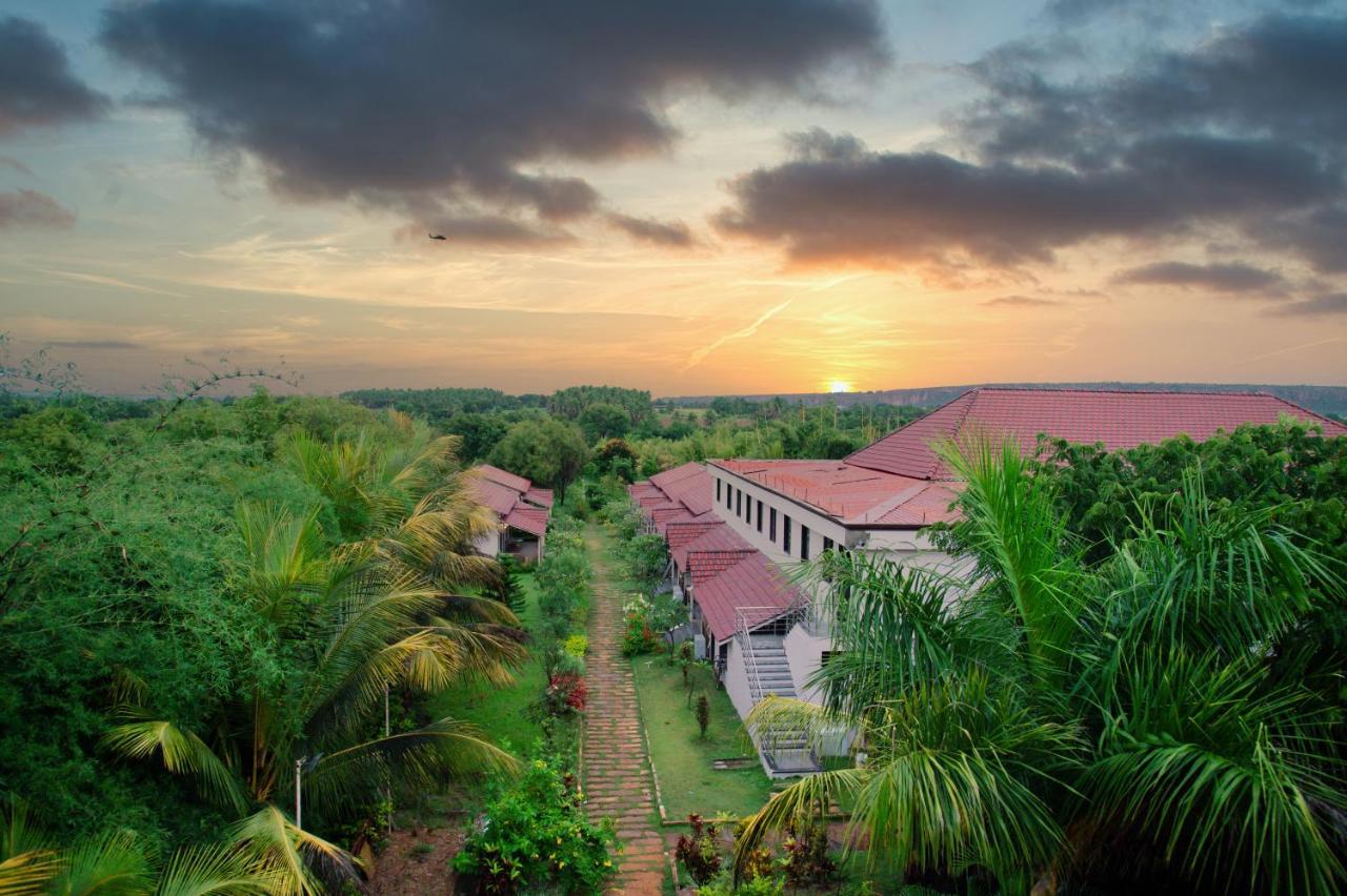 Hotel Sterling Banashree Badami Esterno foto