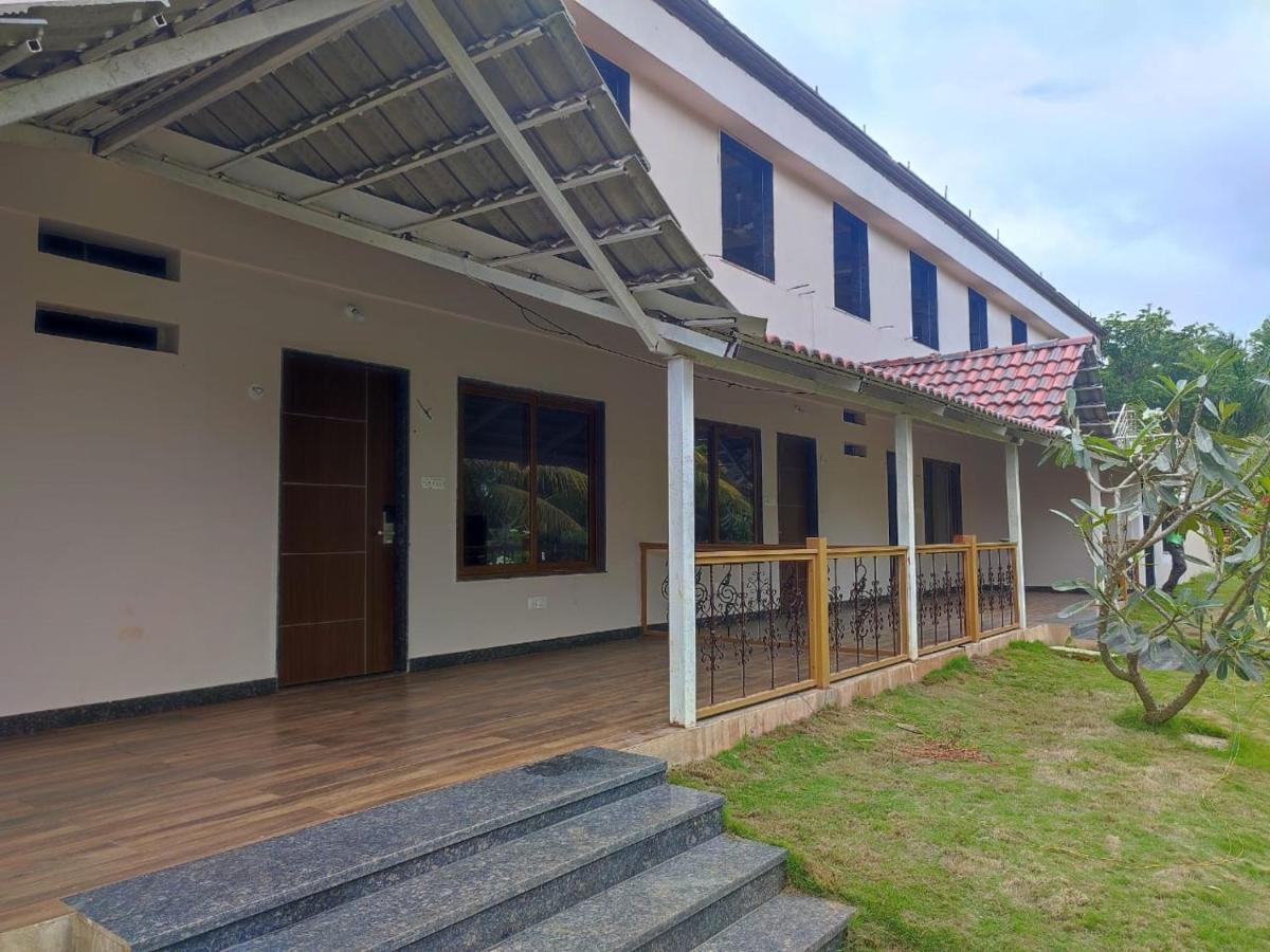 Hotel Sterling Banashree Badami Esterno foto