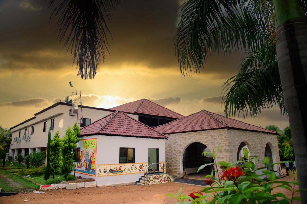 Hotel Sterling Banashree Badami Esterno foto