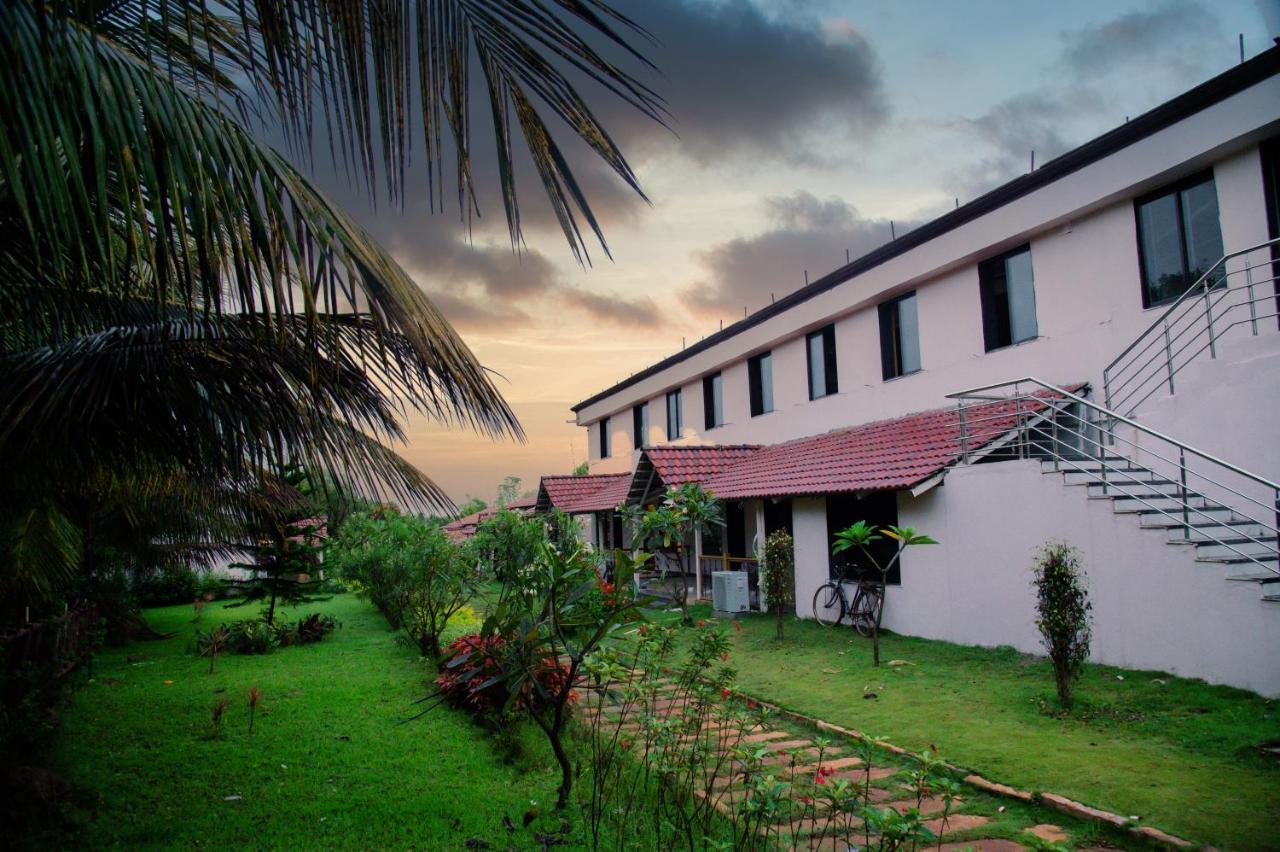 Hotel Sterling Banashree Badami Esterno foto