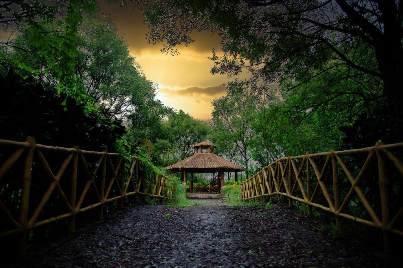 Hotel Sterling Banashree Badami Esterno foto
