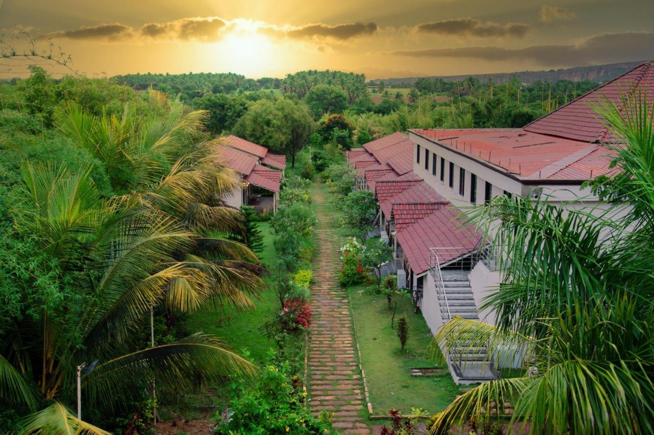 Hotel Sterling Banashree Badami Esterno foto