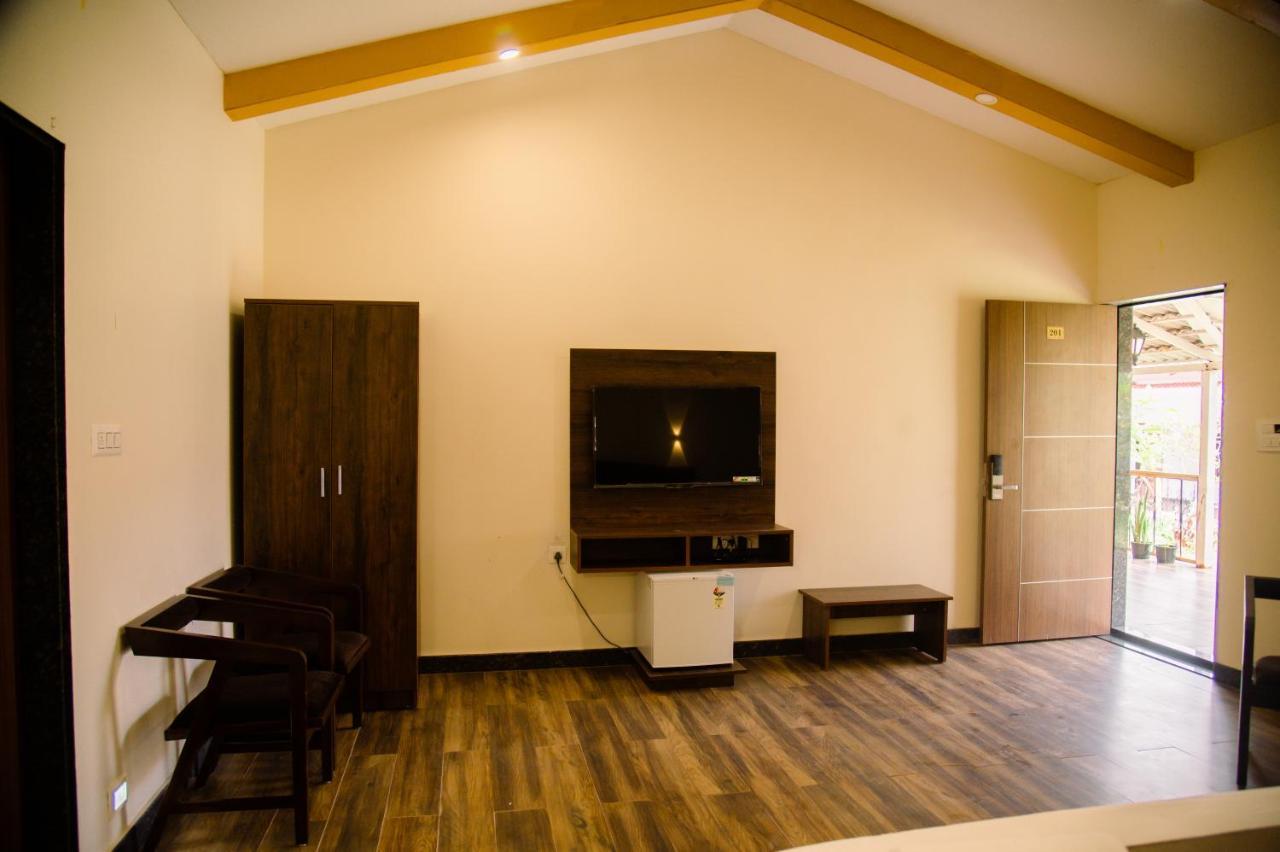Hotel Sterling Banashree Badami Esterno foto