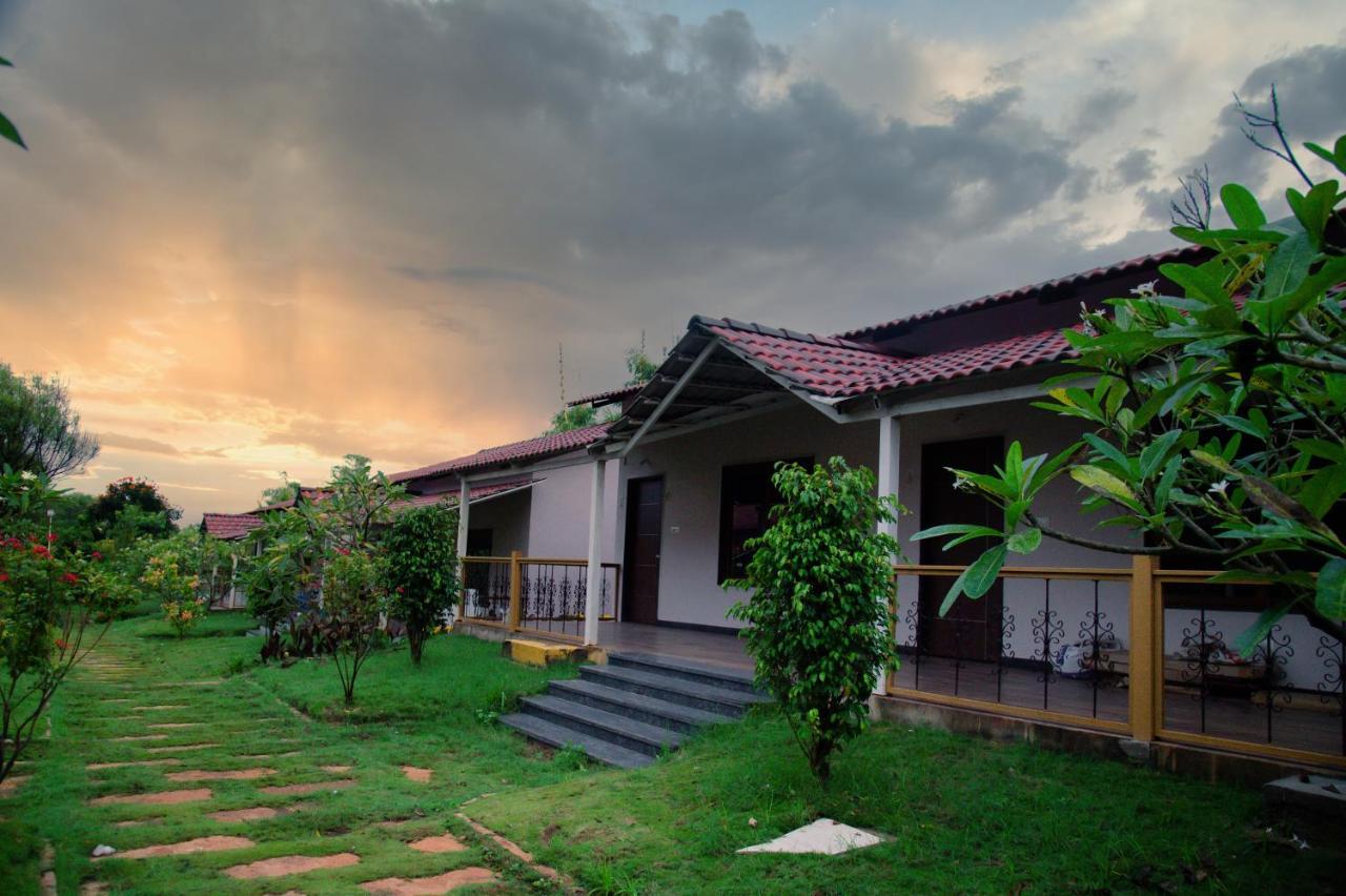 Hotel Sterling Banashree Badami Esterno foto