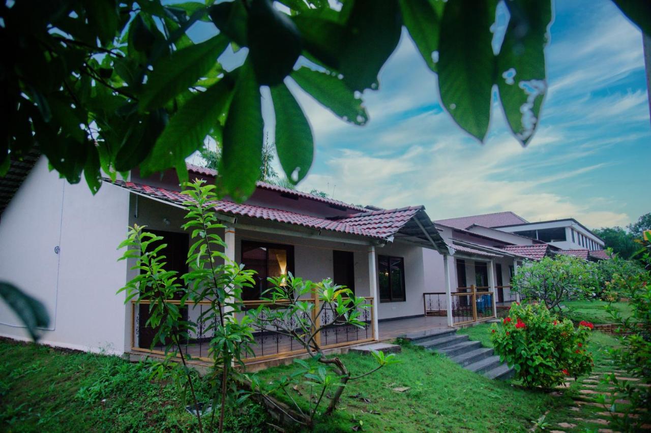 Hotel Sterling Banashree Badami Esterno foto