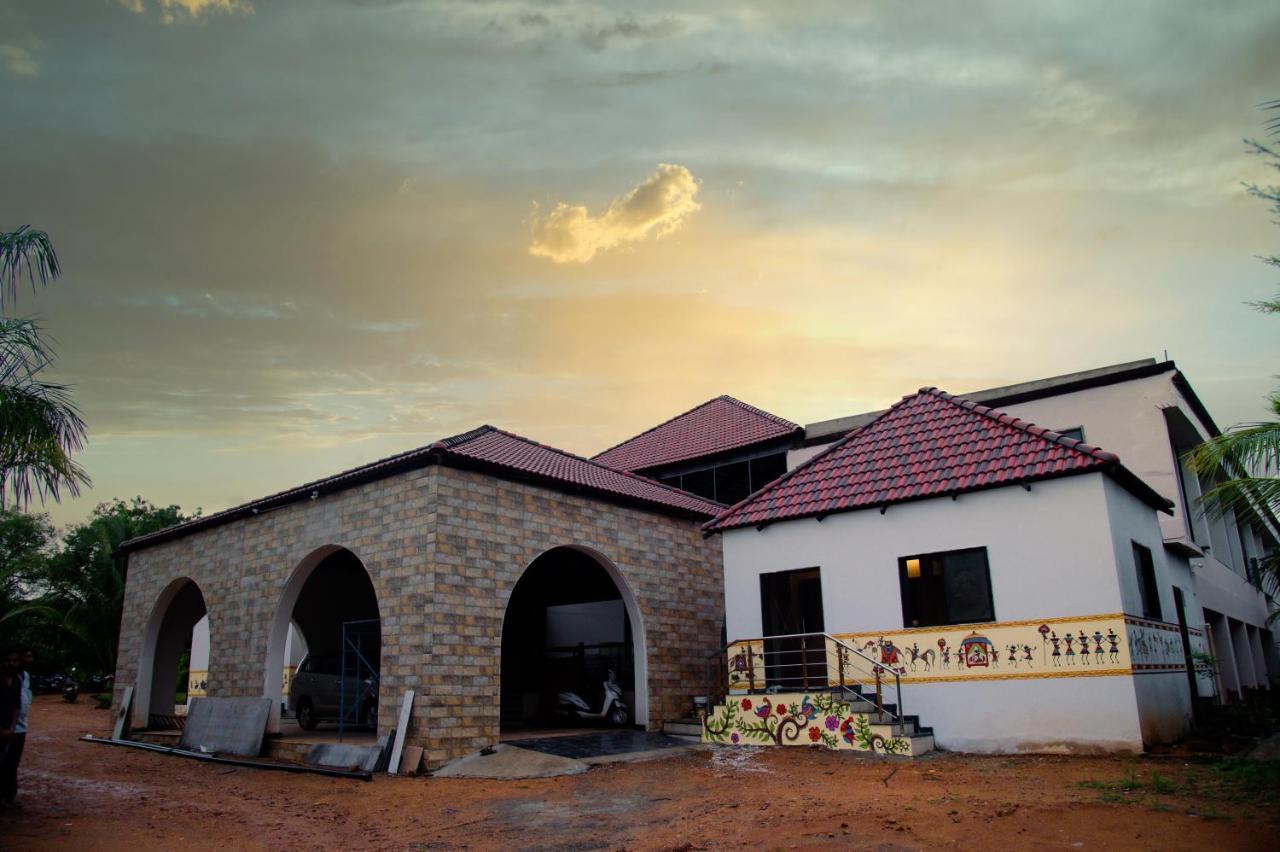 Hotel Sterling Banashree Badami Esterno foto