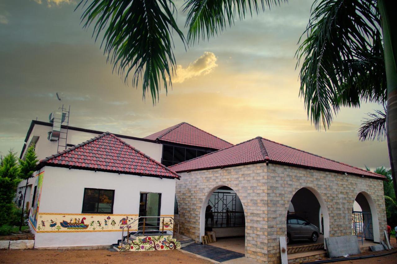 Hotel Sterling Banashree Badami Esterno foto
