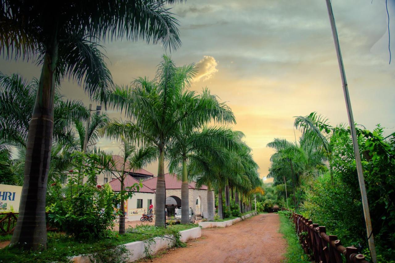 Hotel Sterling Banashree Badami Esterno foto