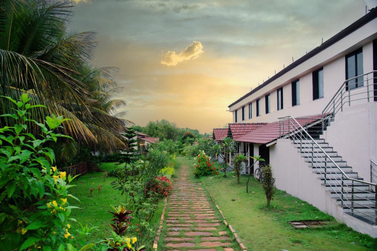 Hotel Sterling Banashree Badami Esterno foto