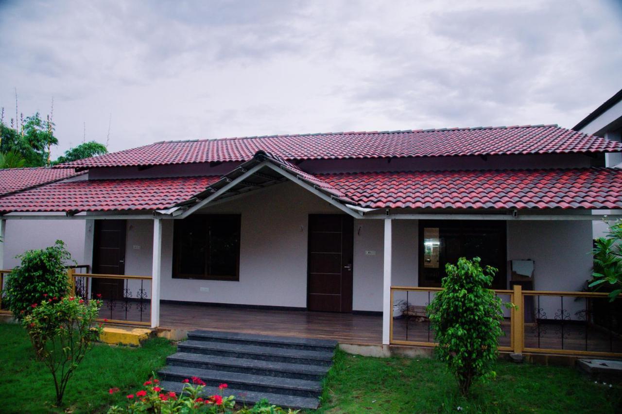 Hotel Sterling Banashree Badami Esterno foto