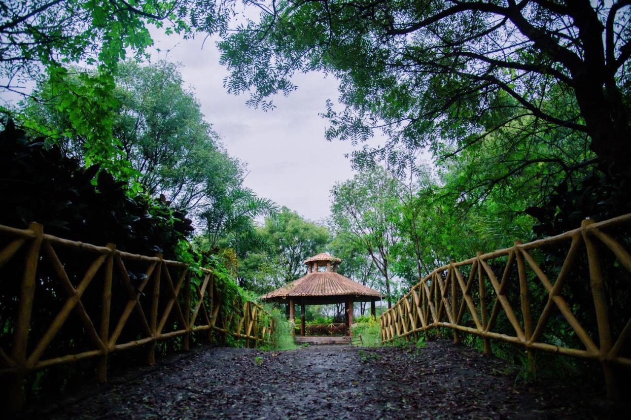 Hotel Sterling Banashree Badami Esterno foto