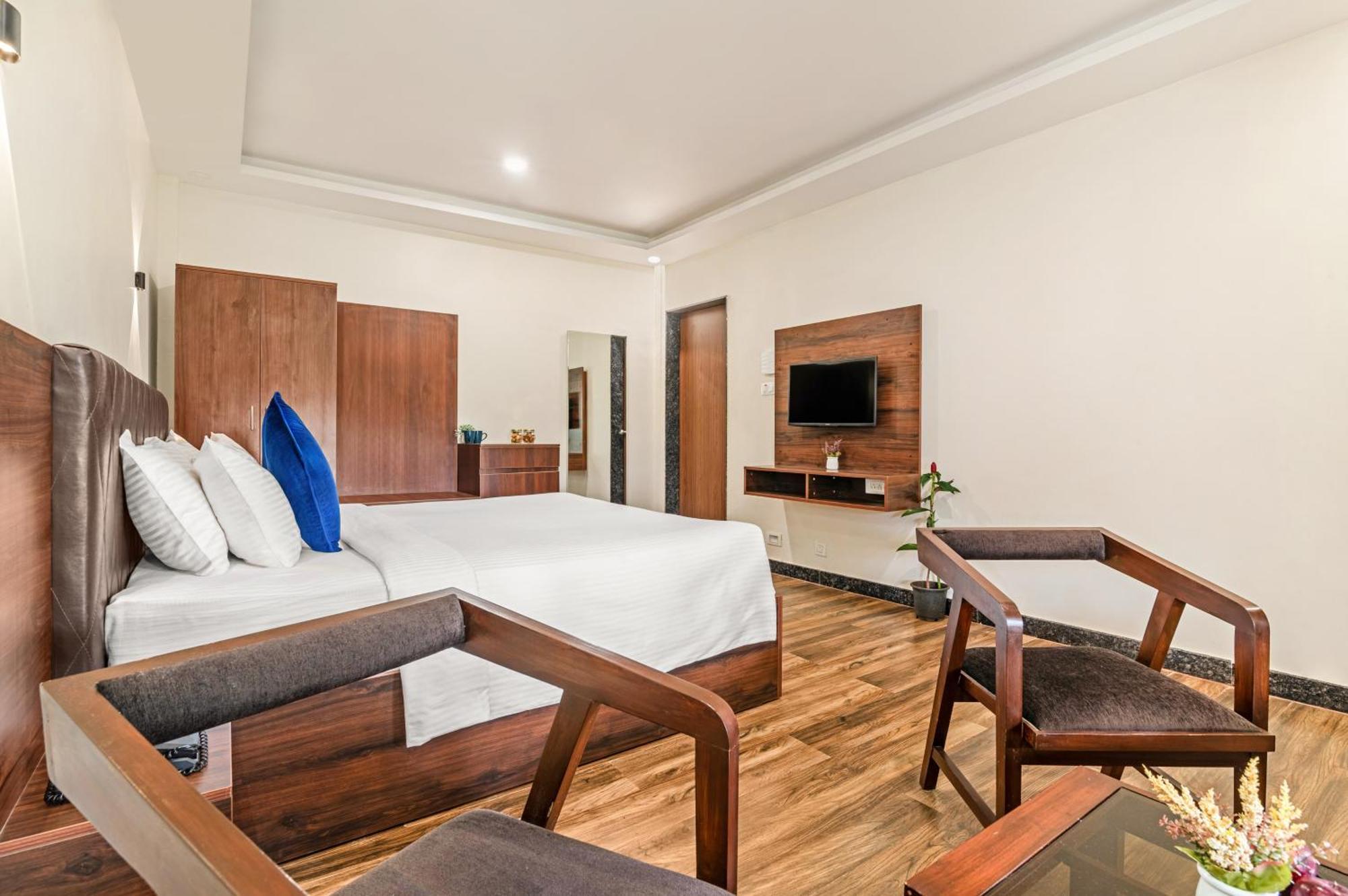 Hotel Sterling Banashree Badami Esterno foto