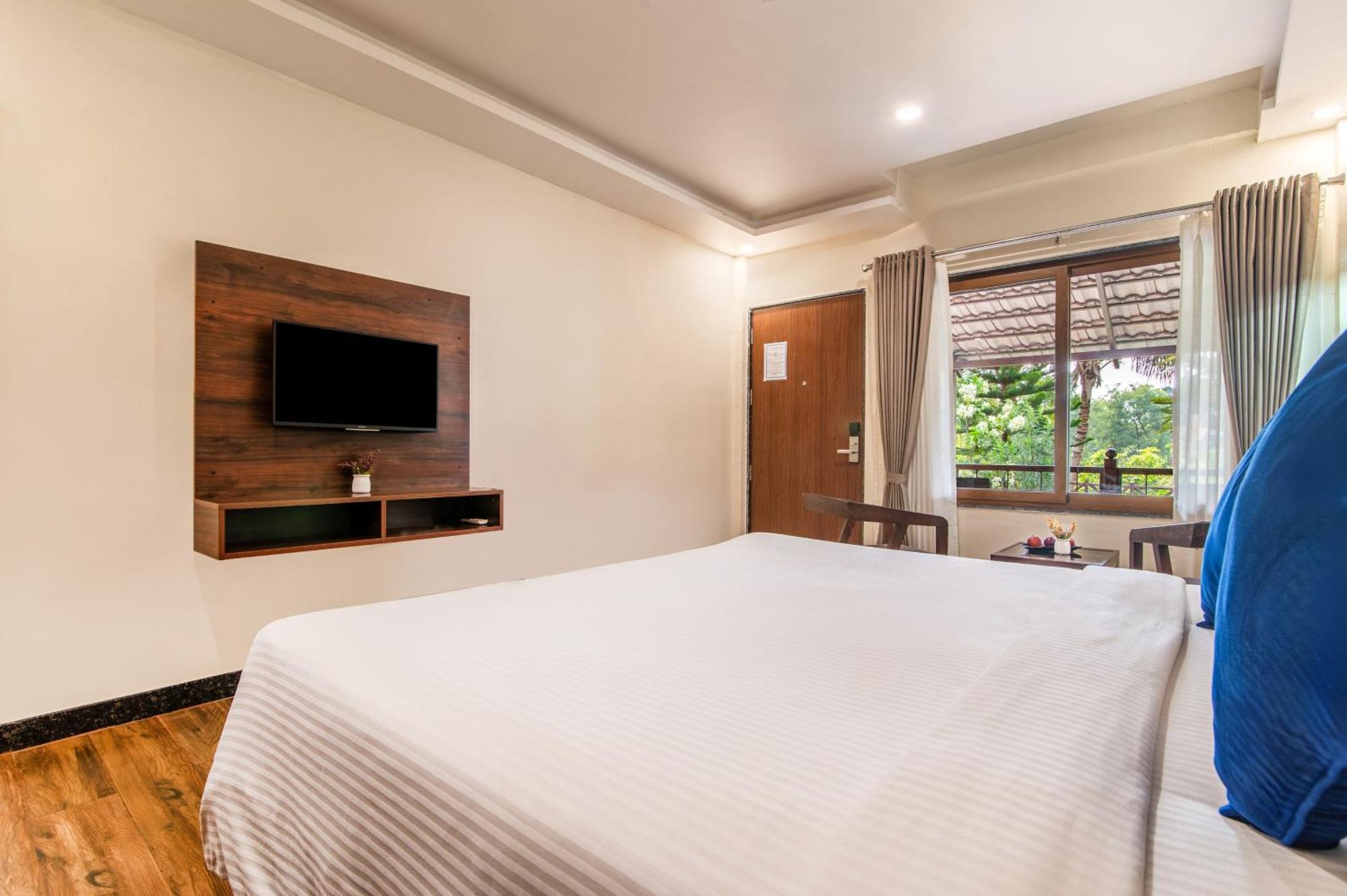 Hotel Sterling Banashree Badami Esterno foto