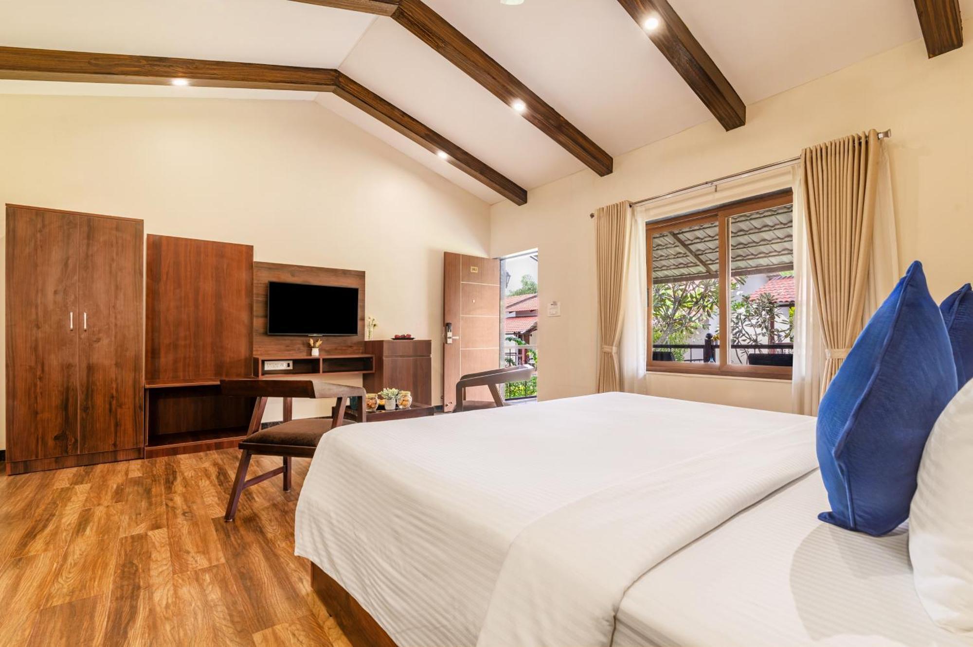 Hotel Sterling Banashree Badami Esterno foto