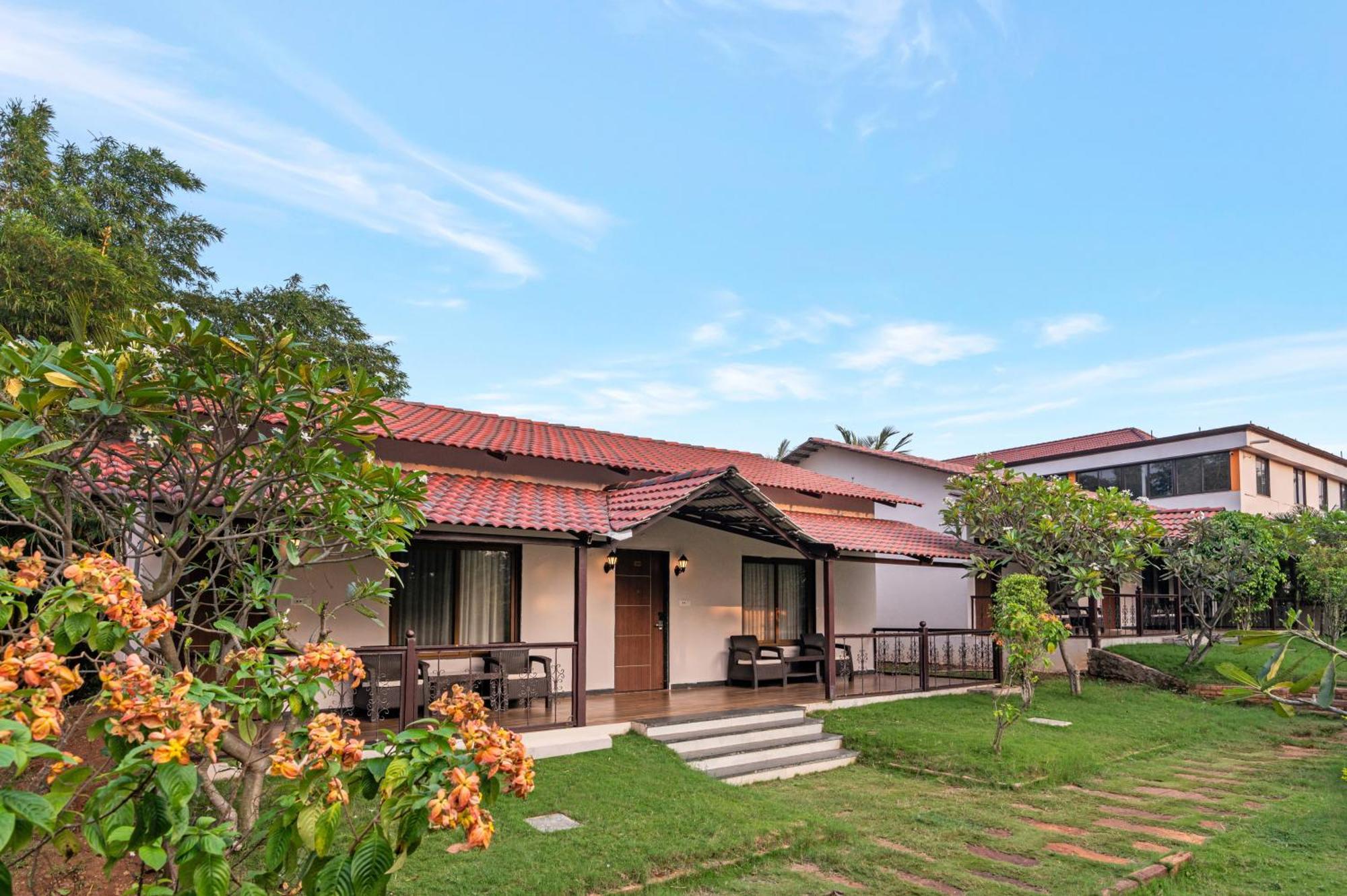 Hotel Sterling Banashree Badami Esterno foto