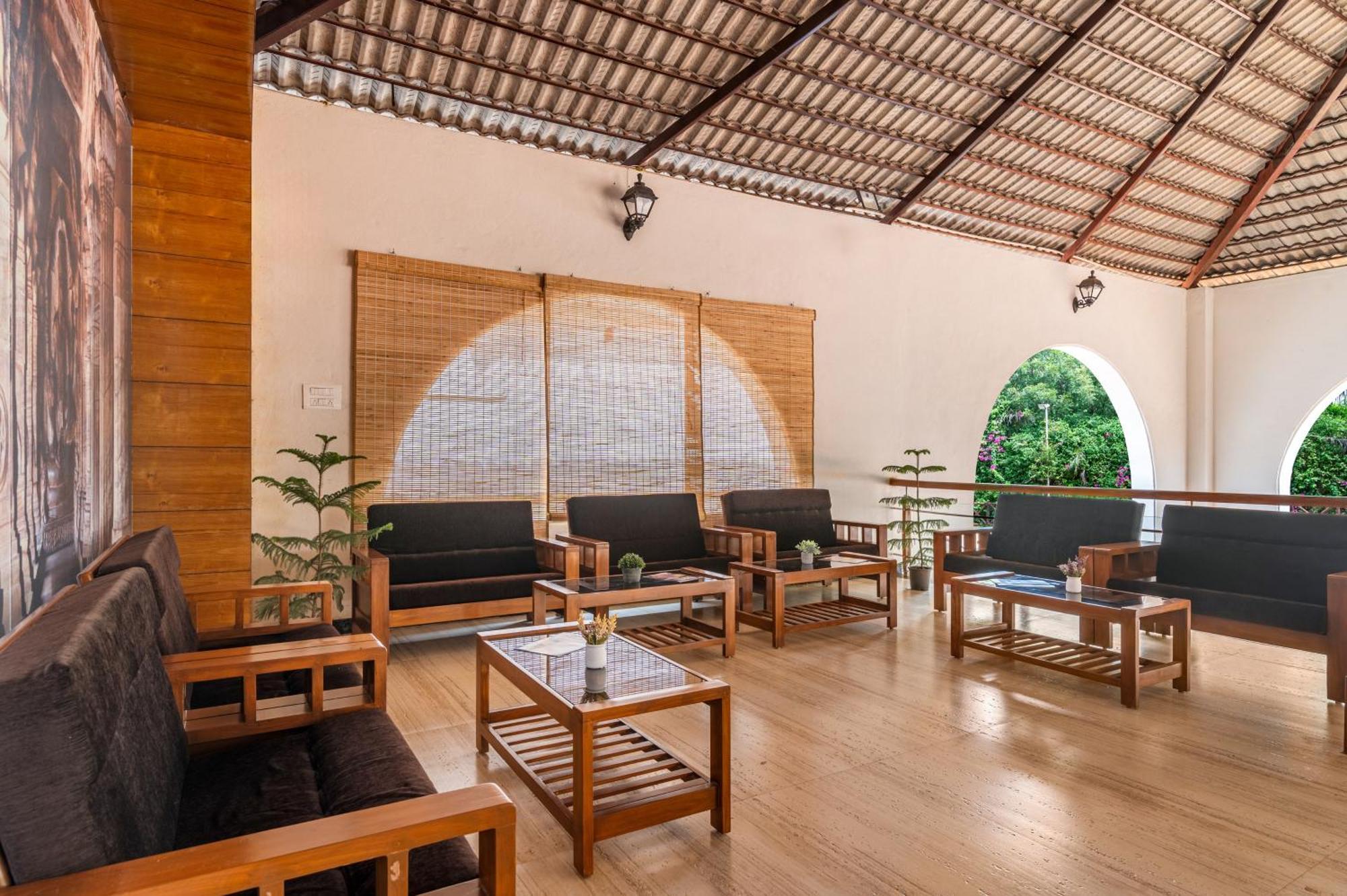Hotel Sterling Banashree Badami Esterno foto