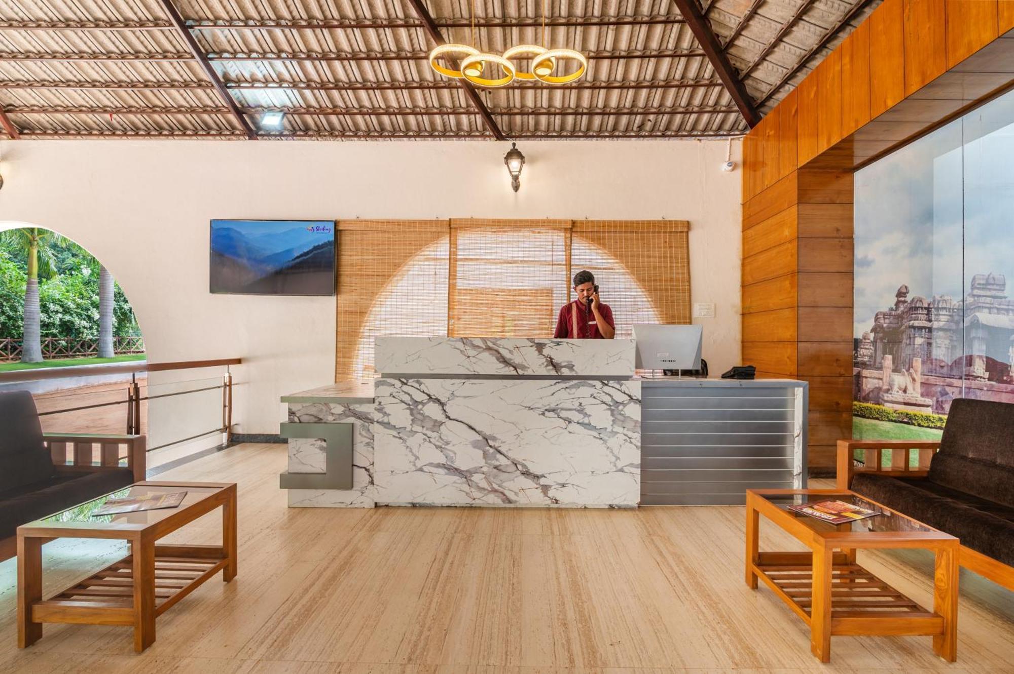 Hotel Sterling Banashree Badami Esterno foto