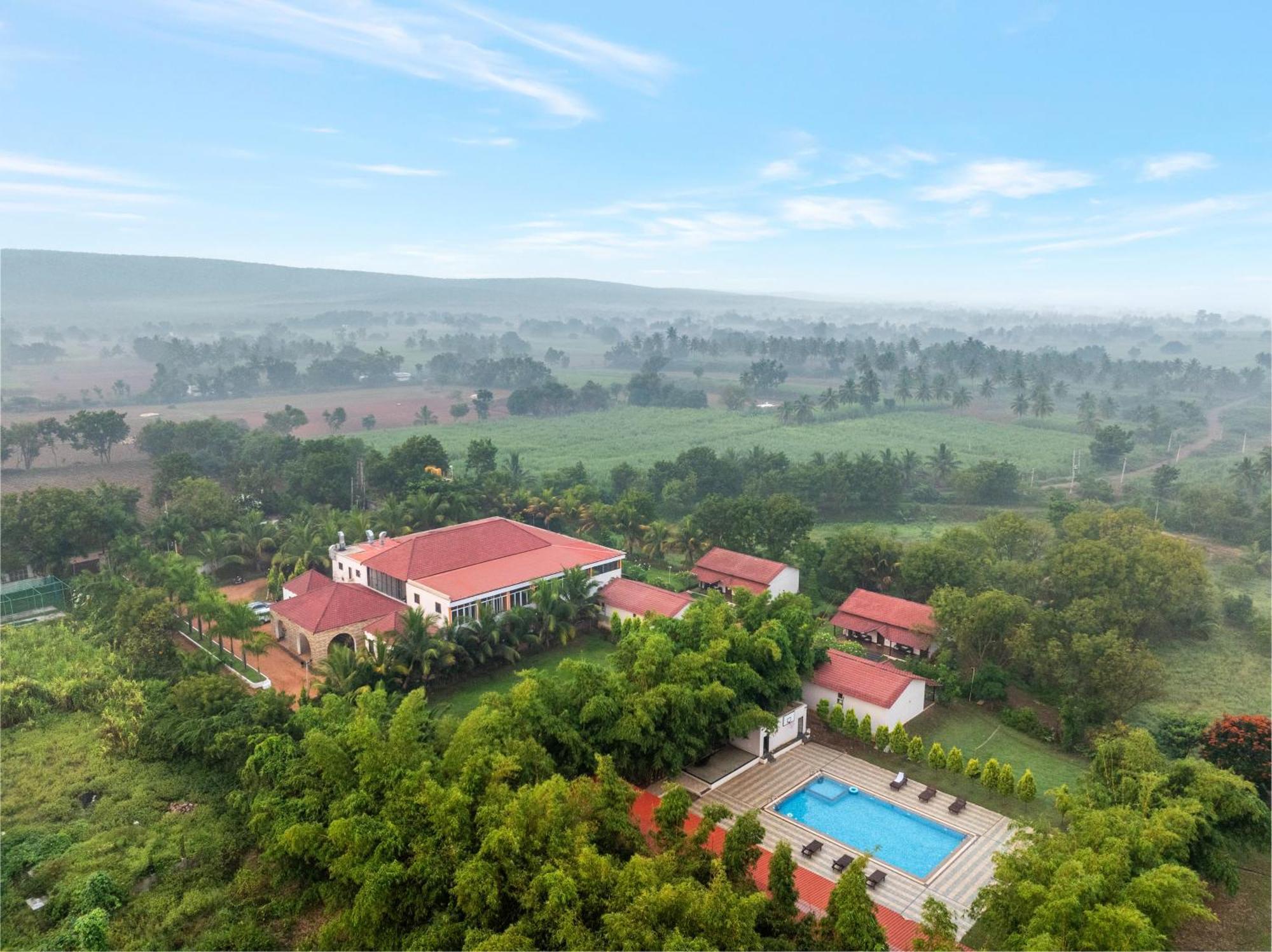 Hotel Sterling Banashree Badami Esterno foto