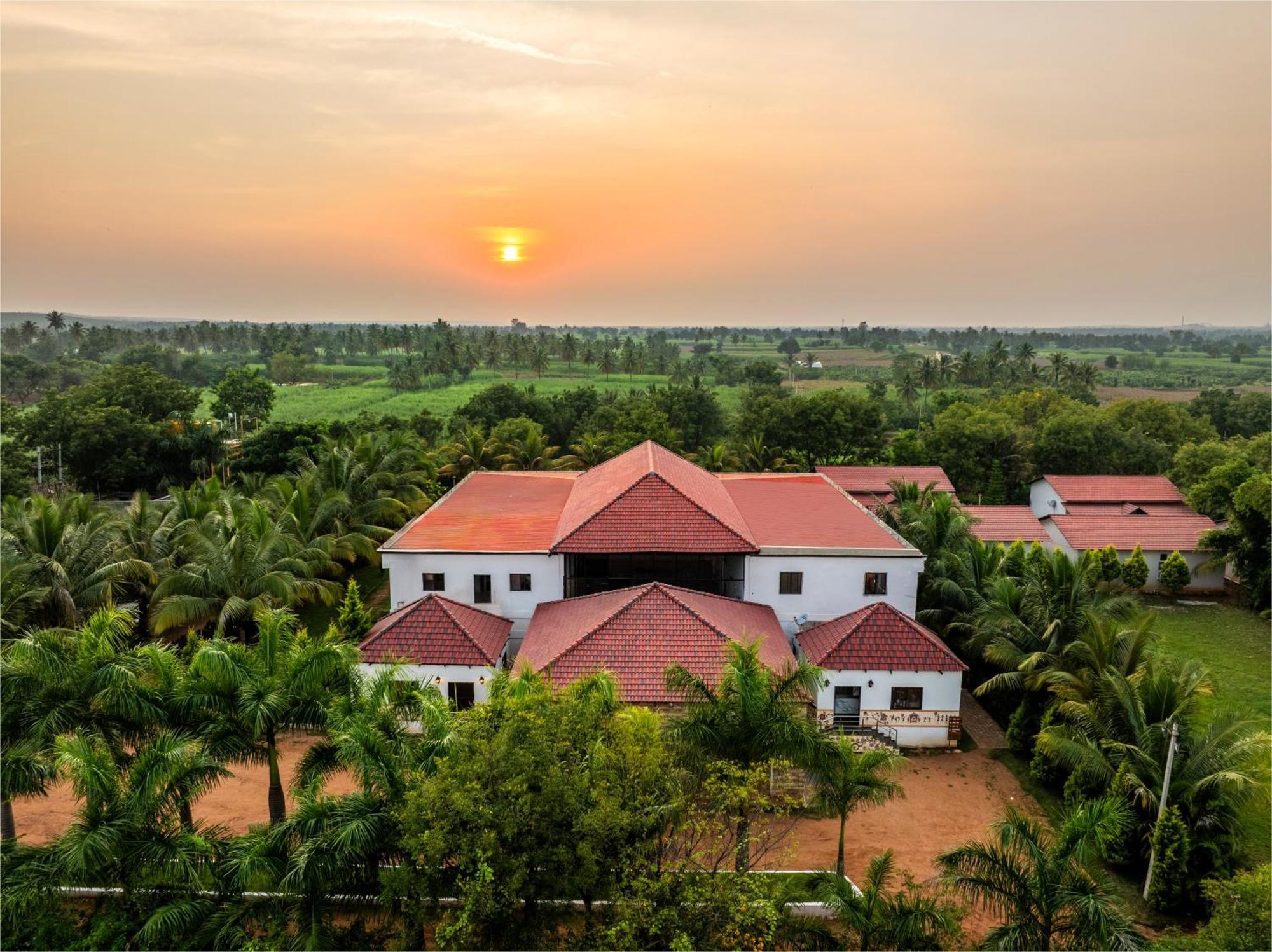 Hotel Sterling Banashree Badami Esterno foto