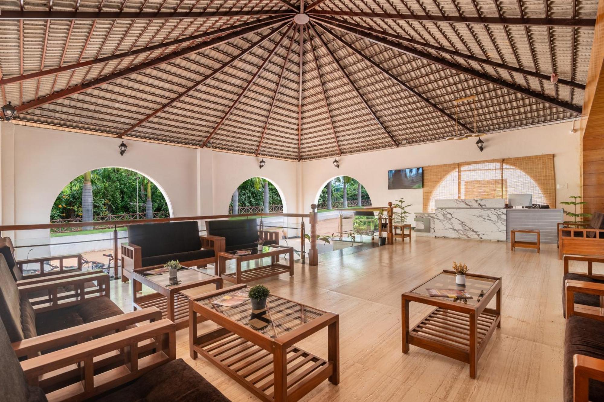 Hotel Sterling Banashree Badami Esterno foto