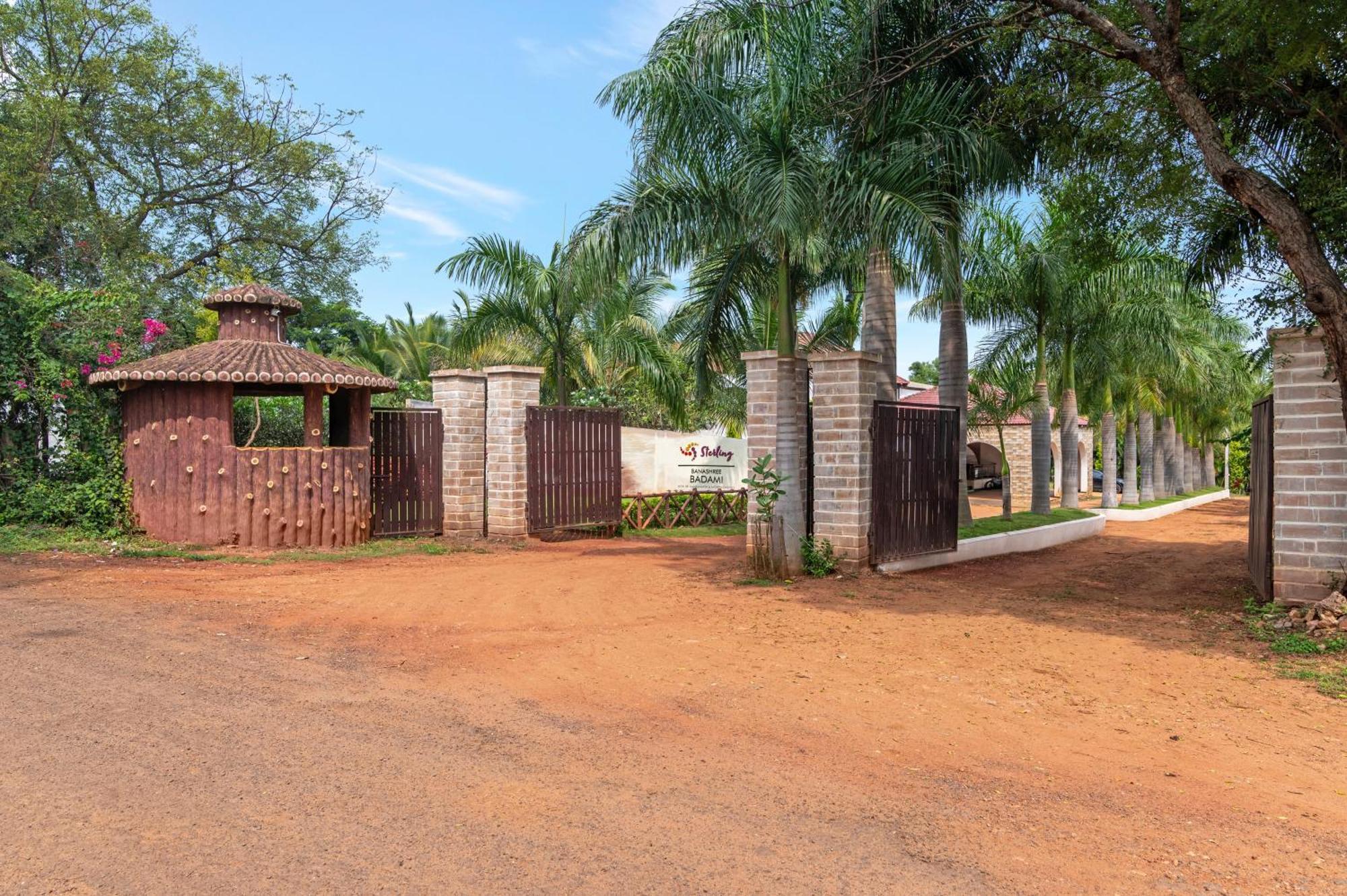 Hotel Sterling Banashree Badami Esterno foto