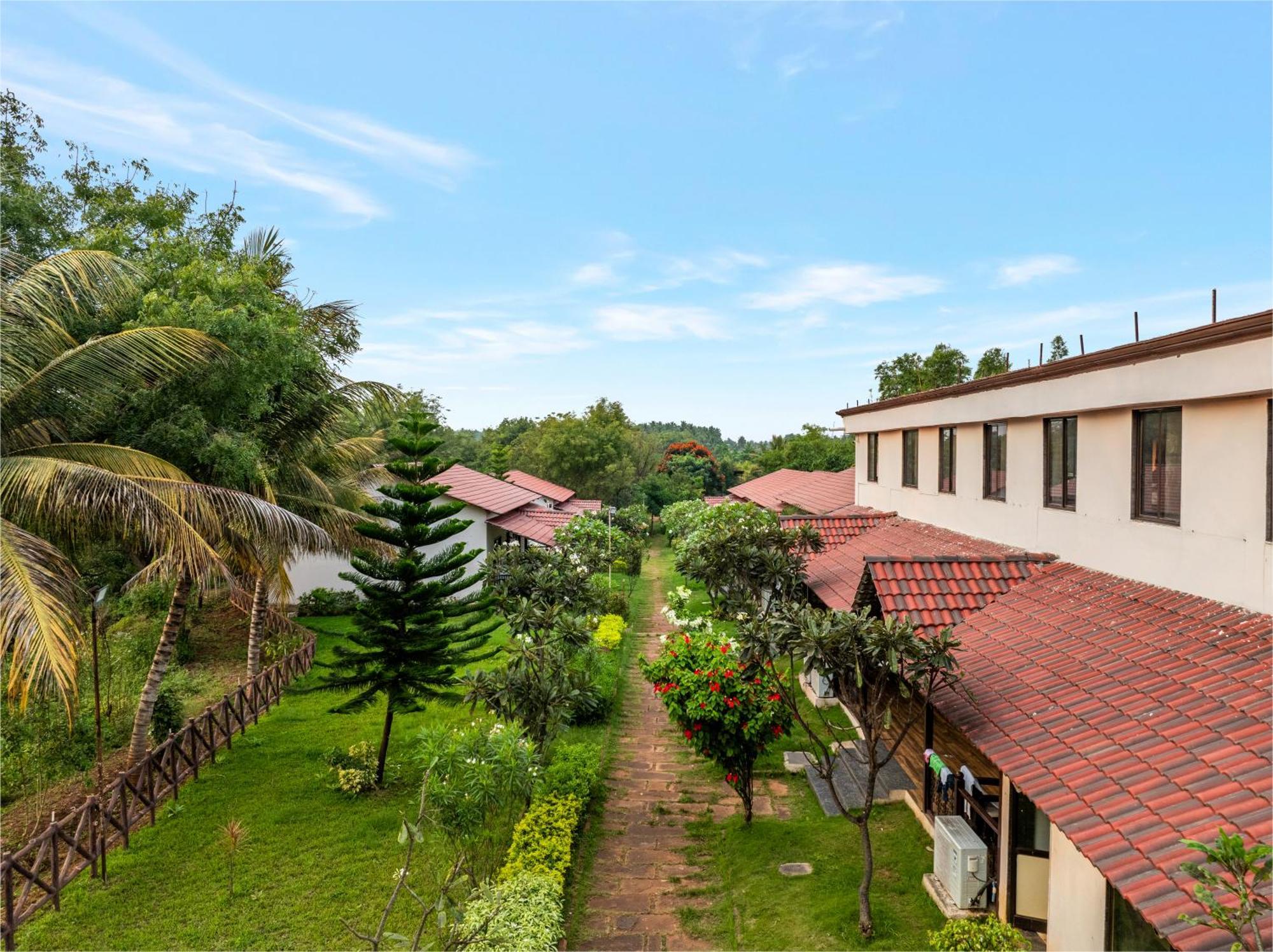 Hotel Sterling Banashree Badami Esterno foto
