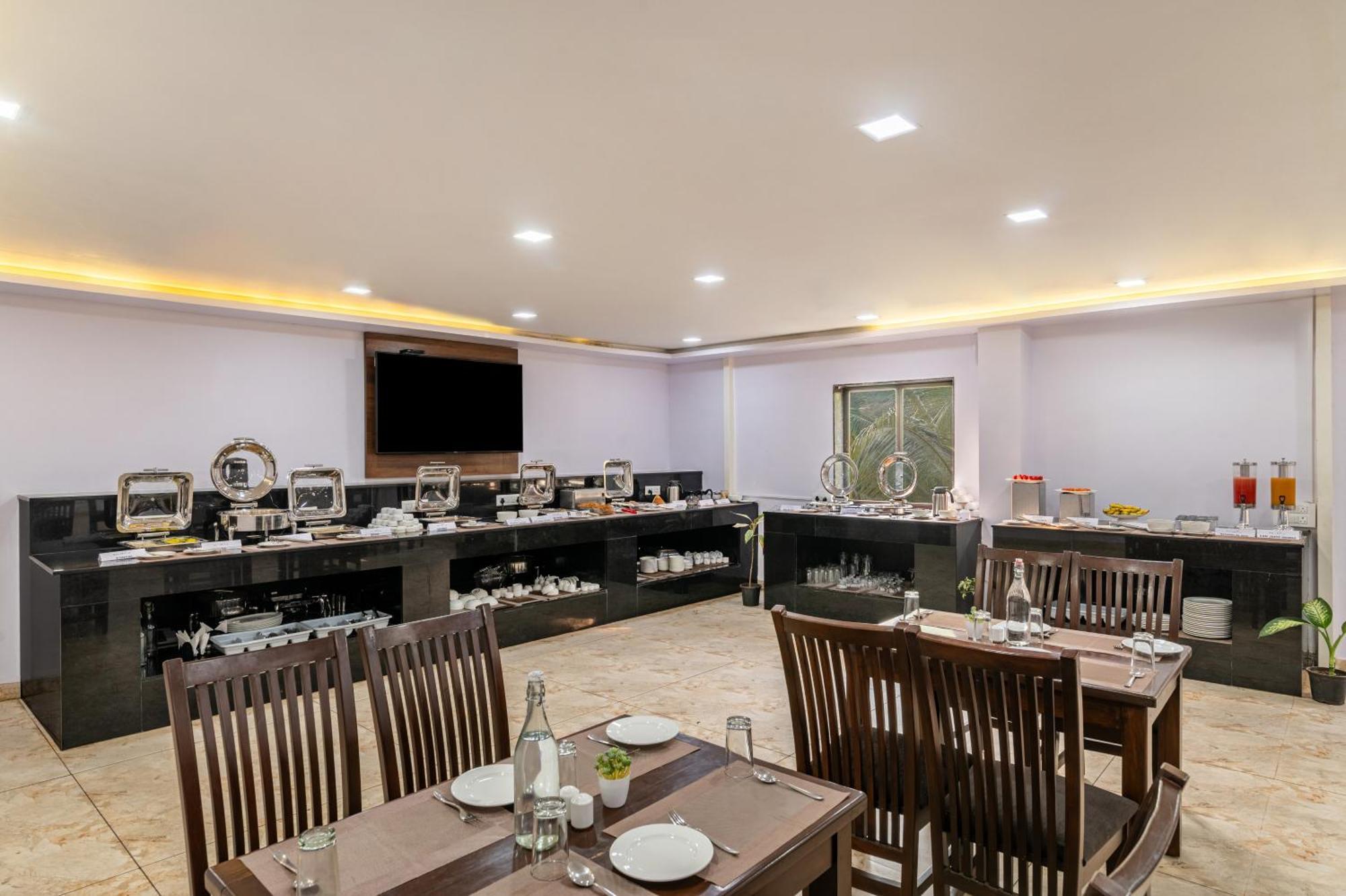 Hotel Sterling Banashree Badami Esterno foto