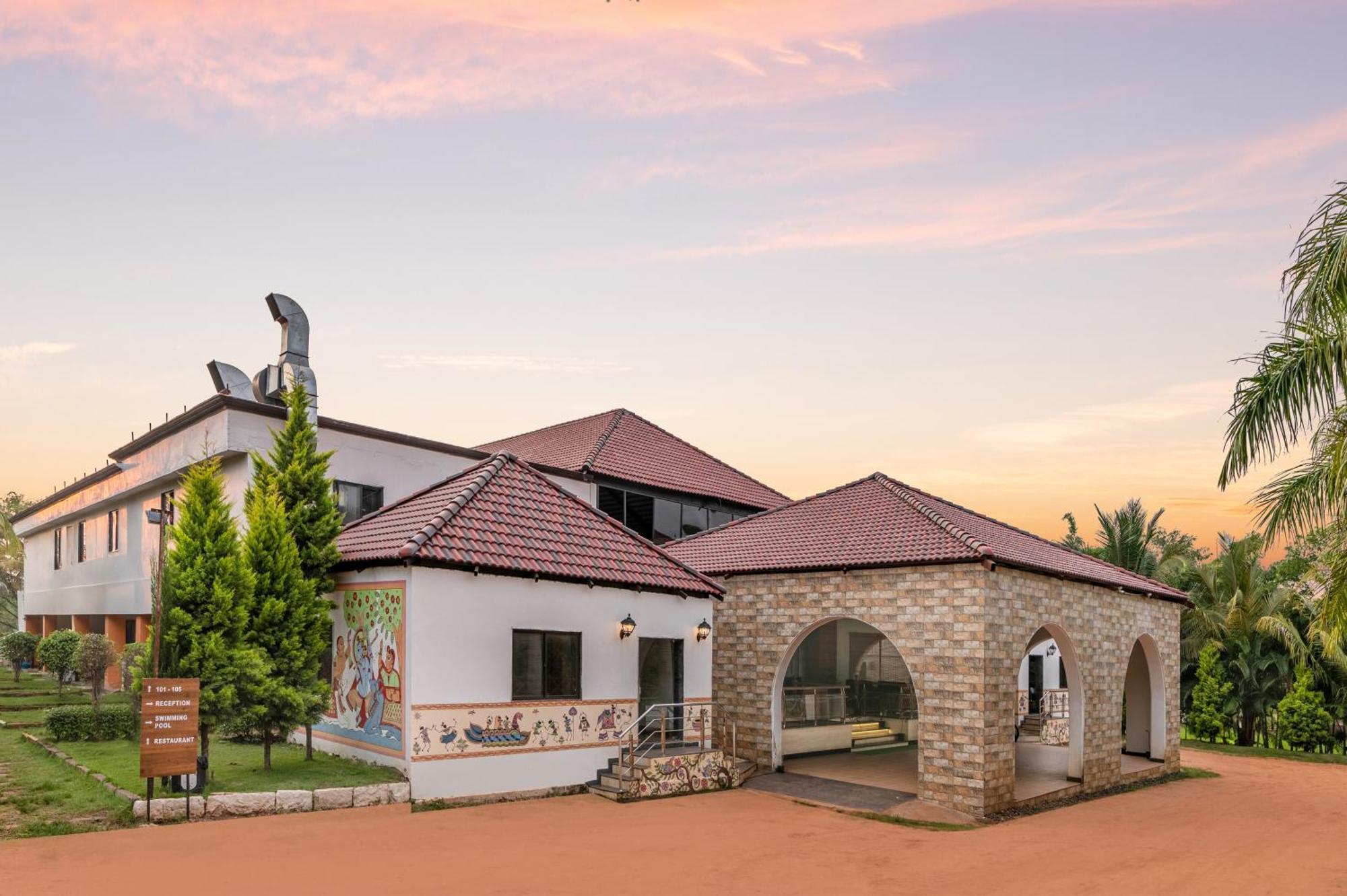 Hotel Sterling Banashree Badami Esterno foto